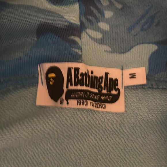 A bathing ape hoodie very nice and stylish original price 400$ worn once - Picture 2 of 3